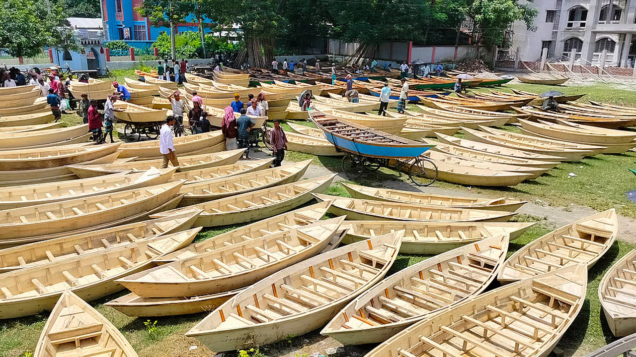 বর্ষার জল বাড়তেই মানিকগঞ্জে জমে উঠেছে ঘিওরের ঐতিহ্যবাহী নৌকার হাট