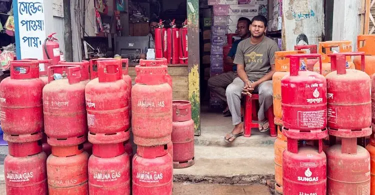‘গ্যাস আছে’, গ্যাস নেই : বাজারে এলপিজির দামে নৈরাজ্য